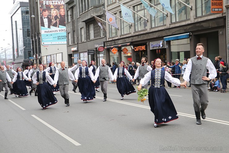 Dziesmu un deju svētku atklāšanas gājiens pulcē Rīgā visus Latvijas novadus (801-845) 227577