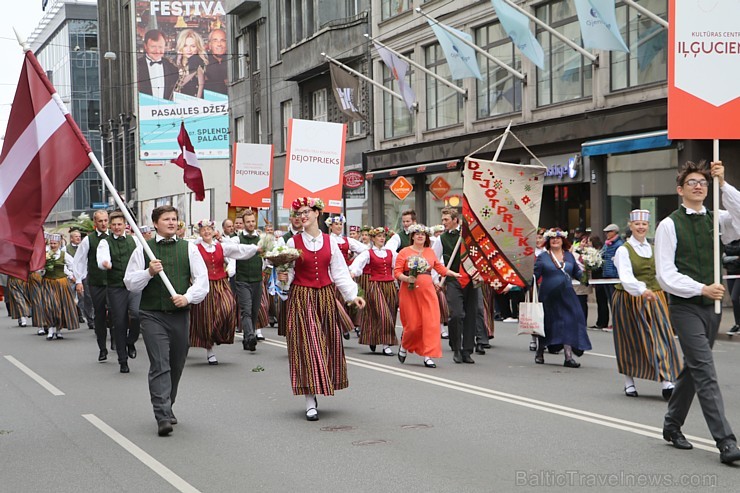 Dziesmu un deju svētku atklāšanas gājiens pulcē Rīgā visus Latvijas novadus (801-845) 227618