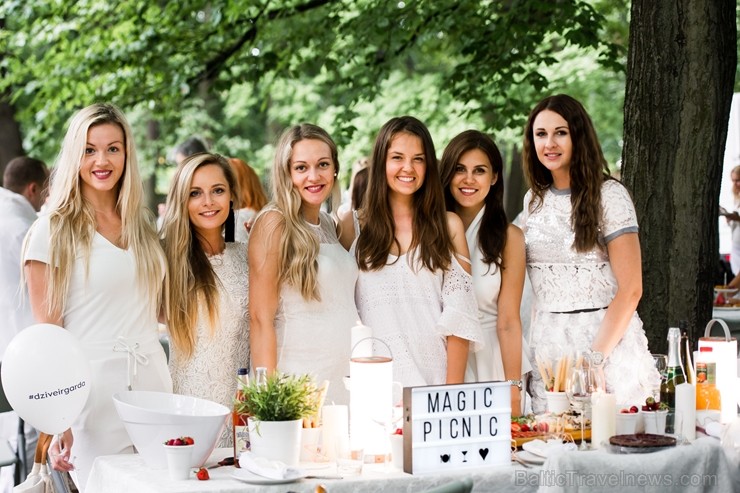 Jau ceturto gadu Rīgā notiek baltais pop-up pikniks «L’elegante Pop-Up Picnic» 227911