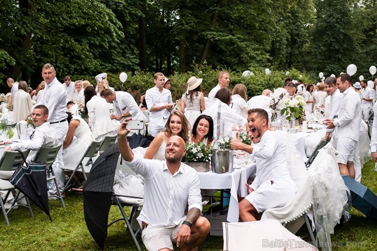 Jau ceturto gadu Rīgā notiek baltais pop-up pikniks «L’elegante Pop-Up Picnic» 227930