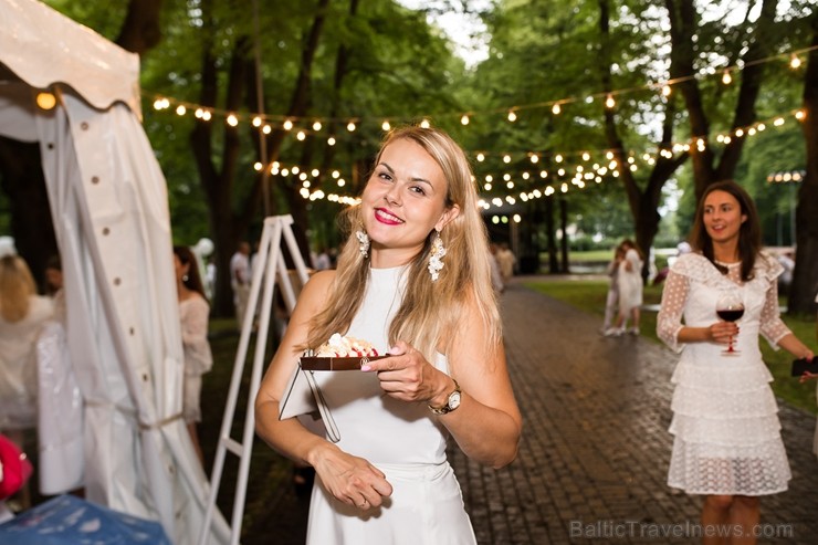 Jau ceturto gadu Rīgā notiek baltais pop-up pikniks «L’elegante Pop-Up Picnic» 227957