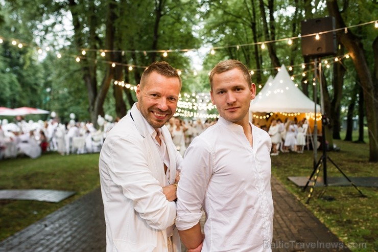 Jau ceturto gadu Rīgā notiek baltais pop-up pikniks «L’elegante Pop-Up Picnic» 227960
