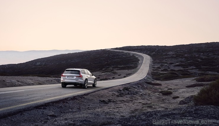 Jaunais Volvo V60 Cross Country ļauj zviedru ģimenes universālim doties bezceļos 233992