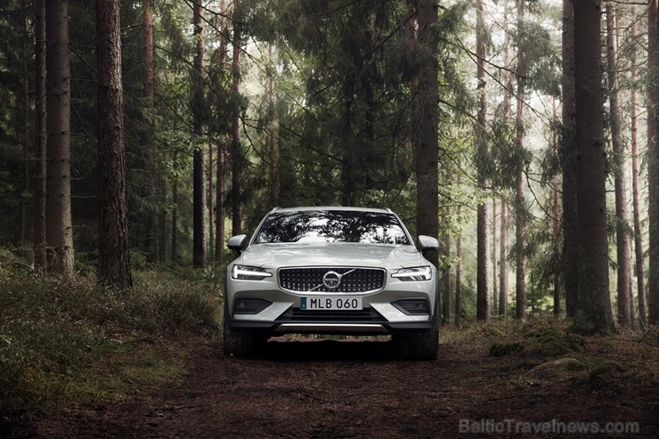 Jaunais Volvo V60 Cross Country ļauj zviedru ģimenes universālim doties bezceļos 233996