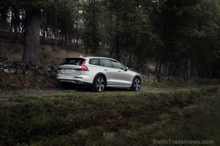 Jaunais Volvo V60 Cross Country ļauj zviedru ģimenes universālim doties bezceļos 233998