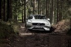 Jaunais Volvo V60 Cross Country ļauj zviedru ģimenes universālim doties bezceļos 9