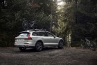 Jaunais Volvo V60 Cross Country ļauj zviedru ģimenes universālim doties bezceļos 13