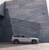 Jaunais Volvo V60 Cross Country ļauj zviedru ģimenes universālim doties bezceļos 15