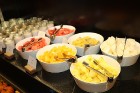 Viesnīcas «Grand Hotel Kempinski Rīga» restorāns «Amber» piedāvā jaunu konceptu «Vēlās brokastis ar ģimeni» 52