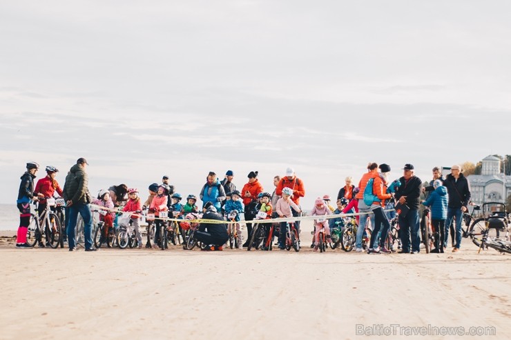Velobraucēji Jūrmalā krāšņi noslēdz kalnu riteņbraukšanas sezonu. Foto: Lauris Galsons, Rihards Rudzis, Madara Ermansone 234523