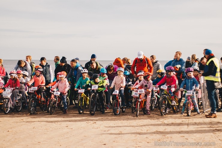 Velobraucēji Jūrmalā krāšņi noslēdz kalnu riteņbraukšanas sezonu. Foto: Lauris Galsons, Rihards Rudzis, Madara Ermansone 234527