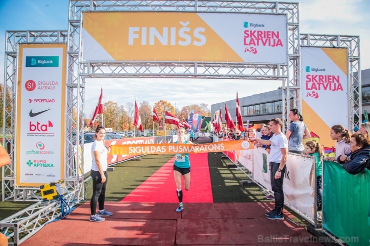 Skriešanas seriāla «Bigbank Skrien Latvija» noslēgums vairāk kā 3000 Siguldas pusmaratona dalībniekiem paliks atmiņā kā zelta rudens tā viskrāšņākajā  235147