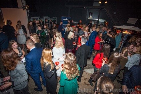 Ar iespaidīgu ballīti un krāšņiem viesiem atklāta Rīgas modes nedēļa. Foto: Arkady Gluhih 235962