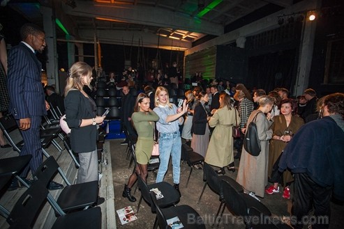 Ar iespaidīgu ballīti un krāšņiem viesiem atklāta Rīgas modes nedēļa. Foto: Arkady Gluhih 236017
