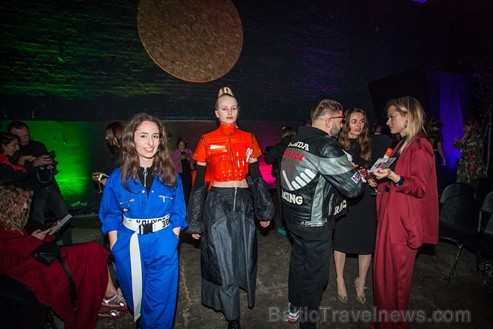 Ar iespaidīgu ballīti un krāšņiem viesiem atklāta Rīgas modes nedēļa. Foto: Arkady Gluhih 236019