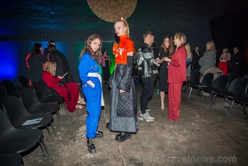 Ar iespaidīgu ballīti un krāšņiem viesiem atklāta Rīgas modes nedēļa. Foto: Arkady Gluhih 236020