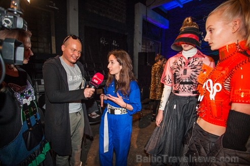 Ar iespaidīgu ballīti un krāšņiem viesiem atklāta Rīgas modes nedēļa. Foto: Arkady Gluhih 236023