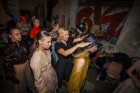 Ar iespaidīgu ballīti un krāšņiem viesiem atklāta Rīgas modes nedēļa. Foto: Arkady Gluhih 53