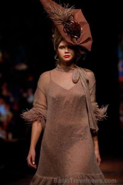 «Amoralle» kaislīgi un sievišķīgi demonstrē jauno kolekciju «Riga Fashion Week» modes skatē 236411