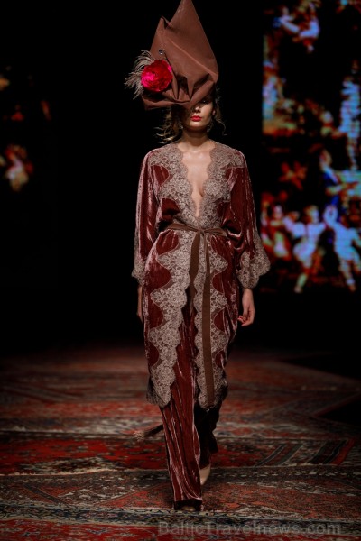 «Amoralle» kaislīgi un sievišķīgi demonstrē jauno kolekciju «Riga Fashion Week» modes skatē 236416