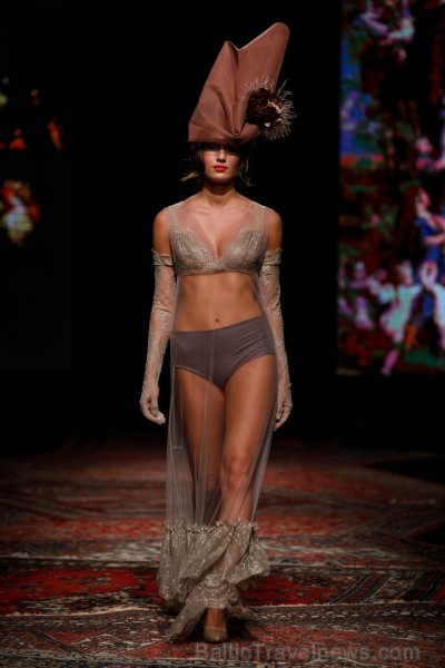 «Amoralle» kaislīgi un sievišķīgi demonstrē jauno kolekciju «Riga Fashion Week» modes skatē 236420