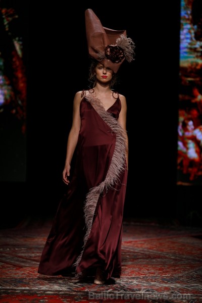 «Amoralle» kaislīgi un sievišķīgi demonstrē jauno kolekciju «Riga Fashion Week» modes skatē 236426