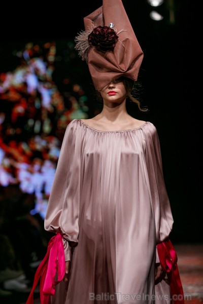 «Amoralle» kaislīgi un sievišķīgi demonstrē jauno kolekciju «Riga Fashion Week» modes skatē 236429