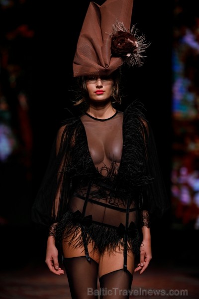 «Amoralle» kaislīgi un sievišķīgi demonstrē jauno kolekciju «Riga Fashion Week» modes skatē 236436