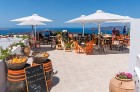 Santorini ir viens no iecienītākajiem romantiķu galamērķiem, kas vilina ar  pārsteidzošām panorāmām, romantiskiem saulrietiem un vulkānisko smilšu plu 4