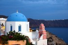 Santorini ir viens no iecienītākajiem romantiķu galamērķiem, kas vilina ar  pārsteidzošām panorāmām, romantiskiem saulrietiem un vulkānisko smilšu plu 7