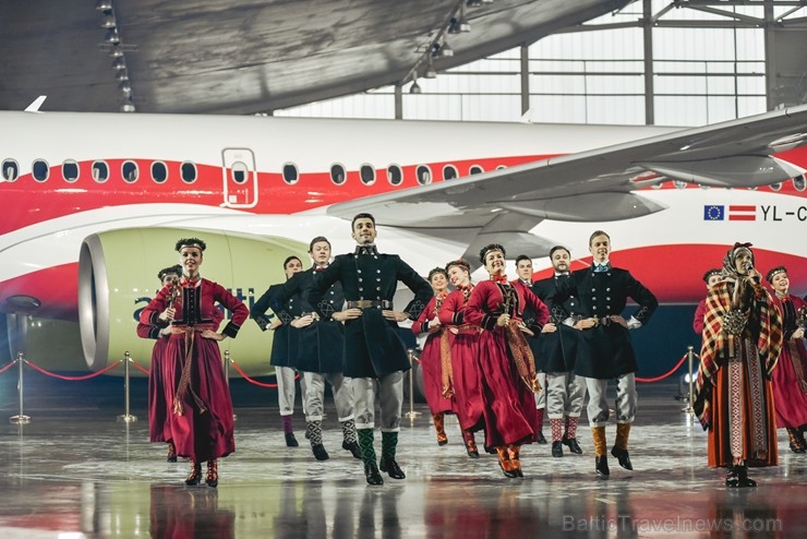 Latvijas lidsabiedrība airBaltic pasniedza unikālu dāvanu Latvijai simtgadē – lidmašīnu ar īpašo krāsojumu. airBaltic Airbus A220-300 lidmašīnu ar reģ 237756