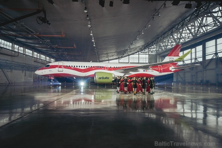 Latvijas lidsabiedrība airBaltic pasniedza unikālu dāvanu Latvijai simtgadē – lidmašīnu ar īpašo krāsojumu. airBaltic Airbus A220-300 lidmašīnu ar reģ 237759