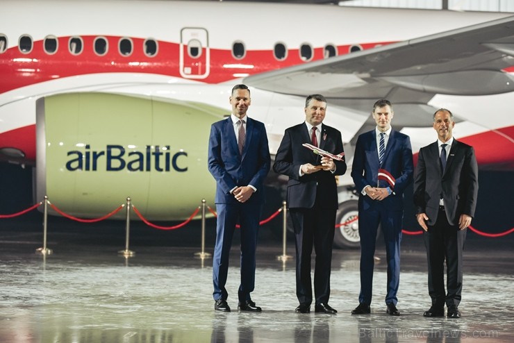 Latvijas lidsabiedrība airBaltic pasniedza unikālu dāvanu Latvijai simtgadē – lidmašīnu ar īpašo krāsojumu. airBaltic Airbus A220-300 lidmašīnu ar reģ 237760