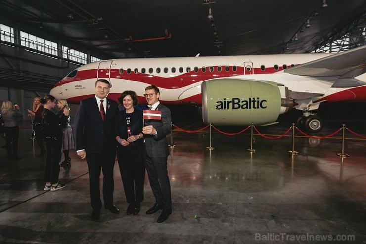 Latvijas lidsabiedrība airBaltic pasniedza unikālu dāvanu Latvijai simtgadē – lidmašīnu ar īpašo krāsojumu. airBaltic Airbus A220-300 lidmašīnu ar reģ 237768