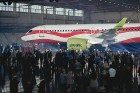 Latvijas lidsabiedrība airBaltic pasniedza unikālu dāvanu Latvijai simtgadē – lidmašīnu ar īpašo krāsojumu. airBaltic Airbus A220-300 lidmašīnu ar reģ 19