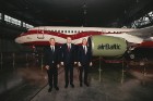 Latvijas lidsabiedrība airBaltic pasniedza unikālu dāvanu Latvijai simtgadē – lidmašīnu ar īpašo krāsojumu. airBaltic Airbus A220-300 lidmašīnu ar reģ 21