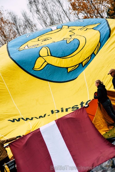 Paceļot Latvijas karogu virs Lietuvas, kūrortpilsēta Birštonas sveic Latviju simtgadē. Birštonas pašvaldības vadītāja Nijole Dirginčiene sveic visus l 238383