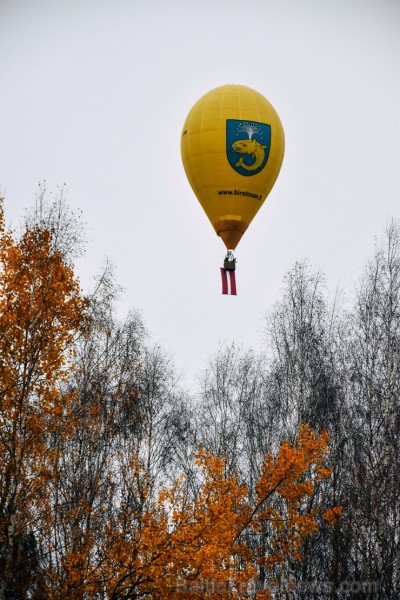 Paceļot Latvijas karogu virs Lietuvas, kūrortpilsēta Birštonas sveic Latviju simtgadē. Birštonas pašvaldības vadītāja Nijole Dirginčiene sveic visus l 238396