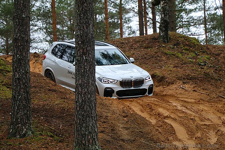 Travelnews.lv izmēģina jauno «BMW X5» meža smilšu ceļos 238600