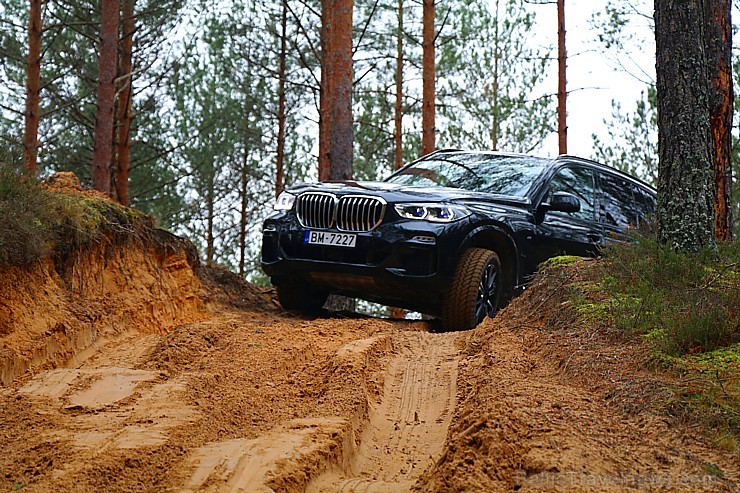 Travelnews.lv izmēģina jauno «BMW X5» meža smilšu ceļos 238602