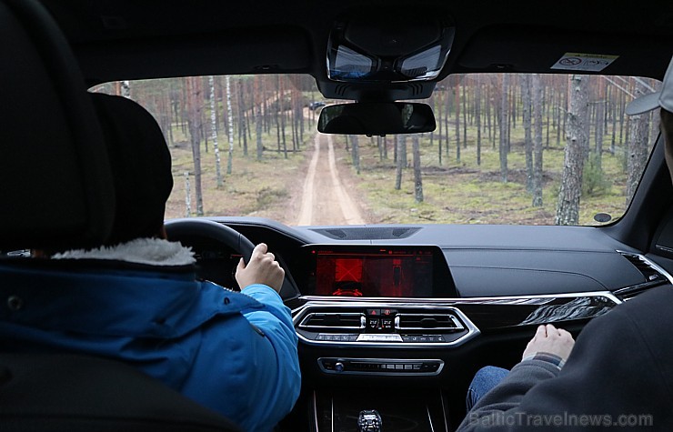 Travelnews.lv izmēģina jauno «BMW X5» meža smilšu ceļos 238607