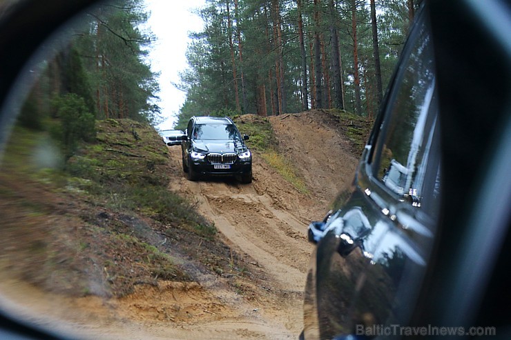 Travelnews.lv izmēģina jauno «BMW X5» meža smilšu ceļos 238613