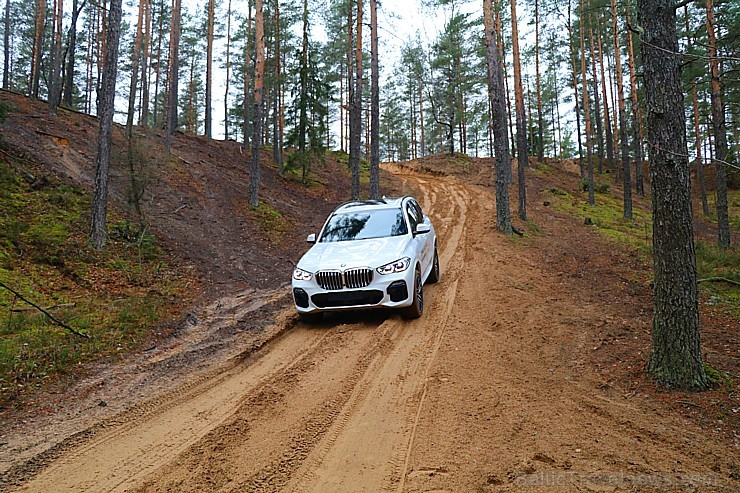 Travelnews.lv izmēģina jauno «BMW X5» meža smilšu ceļos 238617
