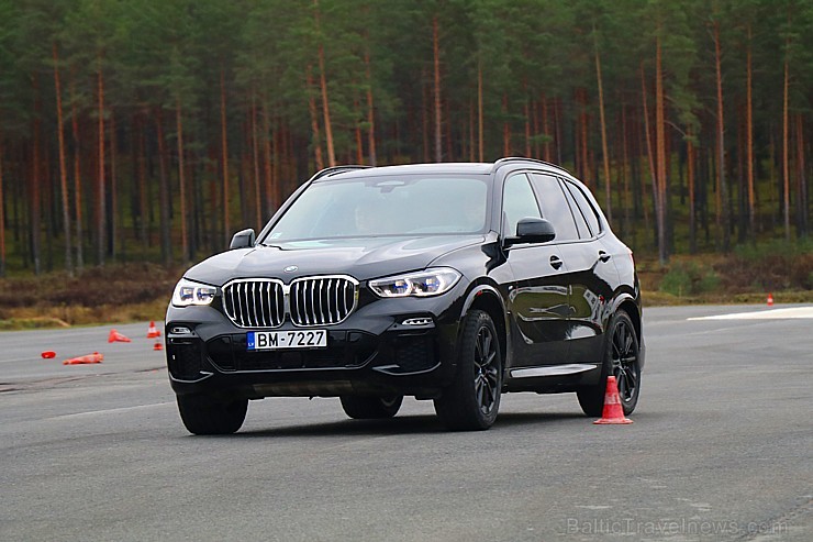 Travelnews.lv izmēģina jauno «BMW X5» meža smilšu ceļos 238625