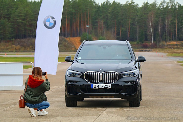 Travelnews.lv izmēģina jauno «BMW X5» meža smilšu ceļos 238626
