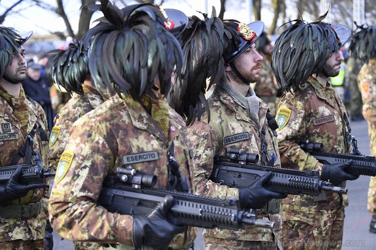 Militārajā parādē piedalījās aptuveni 1700 karavīri, zemessargi, policisti, robežsargi, ugunsdzēsēji un jaunsargi. Par godu Latvijas valsts neatkarība 238673
