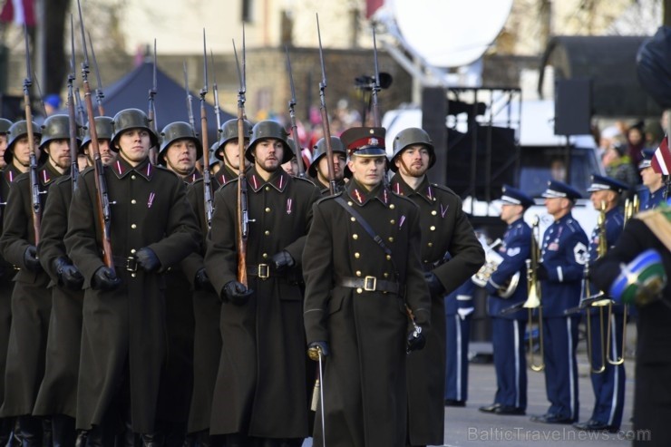 Militārajā parādē piedalījās aptuveni 1700 karavīri, zemessargi, policisti, robežsargi, ugunsdzēsēji un jaunsargi. Par godu Latvijas valsts neatkarība 238676