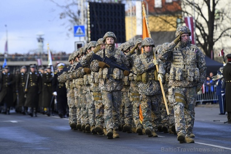 Militārajā parādē piedalījās aptuveni 1700 karavīri, zemessargi, policisti, robežsargi, ugunsdzēsēji un jaunsargi. Par godu Latvijas valsts neatkarība 238685