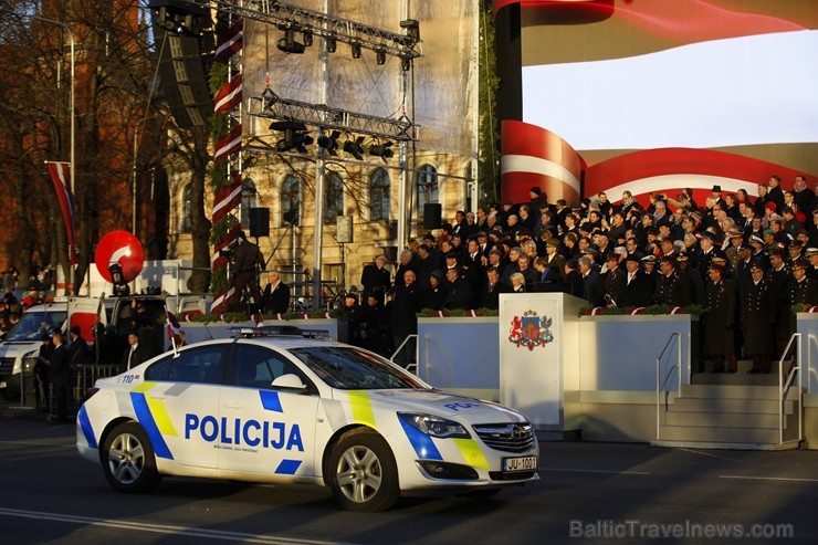 Militārajā parādē piedalījās aptuveni 1700 karavīri, zemessargi, policisti, robežsargi, ugunsdzēsēji un jaunsargi. Par godu Latvijas valsts neatkarība 238689