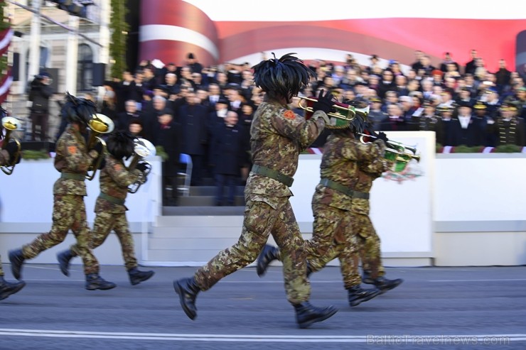 Militārajā parādē piedalījās aptuveni 1700 karavīri, zemessargi, policisti, robežsargi, ugunsdzēsēji un jaunsargi. Par godu Latvijas valsts neatkarība 238698